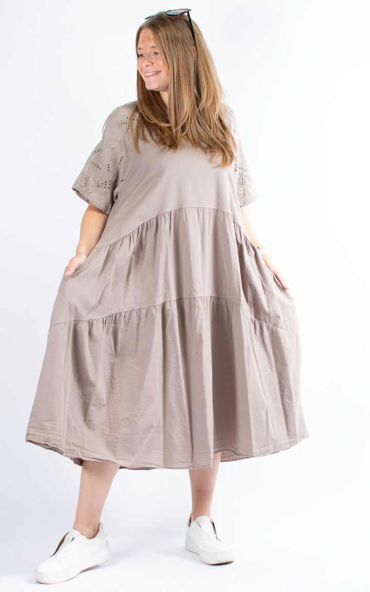 Broderie Sleeve Dress | Mocha