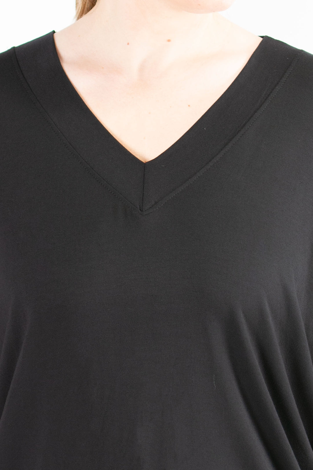 BASIC | V-neck | Black
