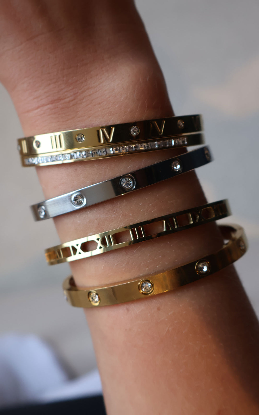 Jet Bracelet | Roman Numerals Cut Out | Gold